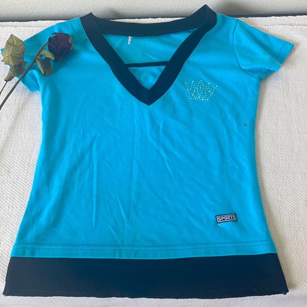Blue cropped shirt